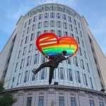 スマートフォンをかざすと、大丸神戸店の建物にストリートアートが登場する（同店提供）