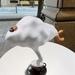 １階カフェテラスでカプチーノを注文すると、北海道出身の芸術家野原邦彦氏の作品「カプチーノ」が拡張現実（ＡＲ）で飛び出す（大丸神戸店提供）