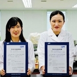 宇宙日本食の認証書を手にするフジッコの開発担当者ら（フジッコ提供）