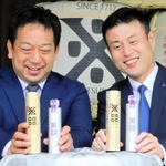 「沢の鶴　ＮＡＤＡ８８」を手にする西村隆・沢の鶴社長（右）と山岡照幸・ヤンマーマルシェ社長＝神戸市灘区大石南町１、沢の鶴資料館