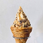 「坂利太」（さりーた、赤穂市）の「ブーケソフトクリーム　黒胡麻クランブル」（大丸神戸店提供）