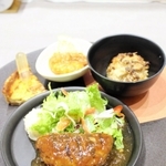 ロック・フィールドの冷凍食品を使った食事メニュー＝東京都渋谷区神宮前
