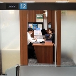 窓口カウンターを全て個室化し、ブースが並ぶ三井住友信託銀行神戸支店＝神戸市中央区御幸通８