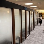 窓口カウンターを全て個室化し、ブースが並ぶ三井住友信託銀行神戸支店＝神戸市中央区御幸通８