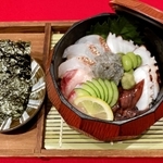 兵庫県産の食材が詰まった「五国満載！ひょうご海鮮丼」＝神戸市中央区北長狭通２、ひょうご五国ワールド神戸三宮横丁
