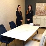 結婚相談所用に設けた専用ルームと、カウンセラーを務める女性スタッフ＝神戸ポートピアホテル
