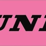 「ピンクリボン月間」に合わせて、住友ゴム工業が作ったピンク色の「ダンロップ」ロゴ（住友ゴム工業提供）