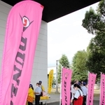 「ピンクリボン月間」に合わせて、住友ゴム工業が作ったピンク色ののぼり旗＝愛知県豊田市新生町４、住友ゴム工業名古屋工場