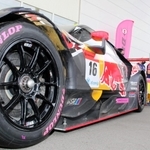 ピンク色の「ダンロップ」ロゴが入ったレース車両＝愛知県豊田市新生町４、住友ゴム工業名古屋工場