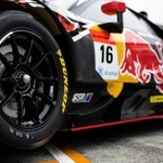 「ダンロップ」ロゴが入ったレース車両。通常は黄色を使う（住友ゴム工業提供）