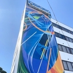 日工の本社ビル外壁に施されたミューラル（壁画）＝明石市大久保町江井島