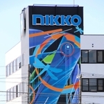 日工の本社ビル外壁に施されたミューラル（壁画）＝明石市大久保町江井島