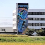 日工の本社ビル外壁に施されたミューラル（壁画）＝明石市大久保町江井島