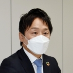 業務スーパー千店舗達成に際し、会見する沼田博和社長＝加古川市、神戸物産本社