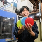 プラスチック廃材を活用した玩具「にじいろぶろっく」を手にする土田翔大さん＝丹波市柏原町北中