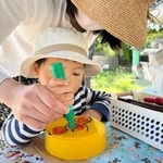 「にじいろぶろっく」に絵を描く子ども＝５月、鳥取県湯梨浜町（土田化学提供）