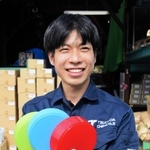 プラスチック廃材を活用した玩具「にじいろぶろっく」を手にする土田翔大さん＝丹波市柏原町北中