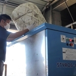 使えなくなったフロートを加工用の機械に入れる江井ケ島漁業協同組合の職員＝いずれも明石市大久保町西島