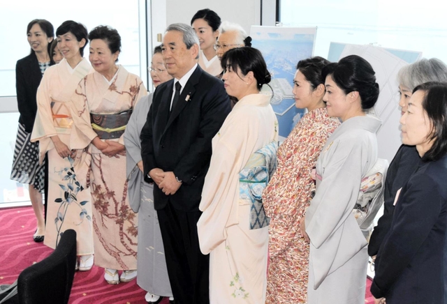 兵庫県内の旅館の女将らと記念撮影する関経連の松本正義会長（中央）＝大阪市住之江区南港北１