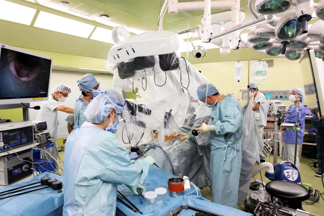 ヒノトリによる初の胃がん切除手術。医師や看護師、臨床工学技士らがチームで取り組んだ（藤田医科大提供）
