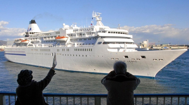 神戸港に入るクルーズ船「ぱしふぃっくびいなす」＝２０１１年１２月、神戸市中央区新港町、ポートターミナル