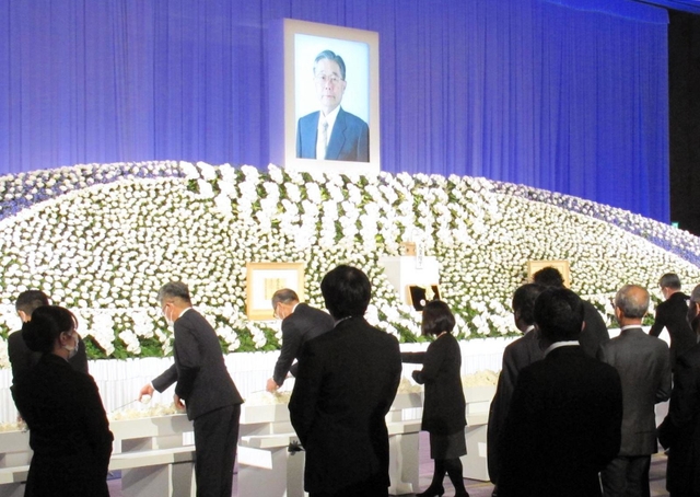 生前の領木さんをしのび、参列者らが祭壇に献花した＝大阪市北区中之島５、リーガロイヤルホテル