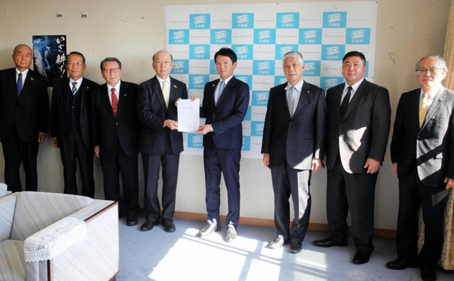 兵庫県の斎藤元彦知事（右から４人目）に要望書を手渡した県商工会連合会の小寺博史会長（同５人目）ら＝兵庫県庁