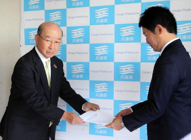 要望書を斎藤元彦知事（右）に手渡す兵庫県商工会連合会の小寺博史会長＝県庁