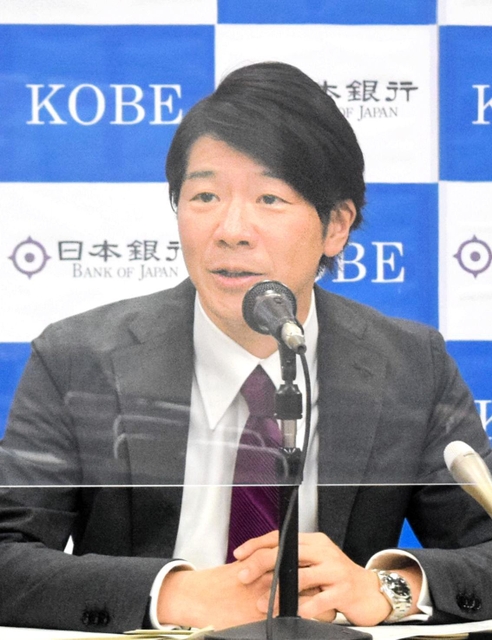 県内の金融経済概況を説明する竜田博之・日銀神戸支店長＝神戸市中央区京町
