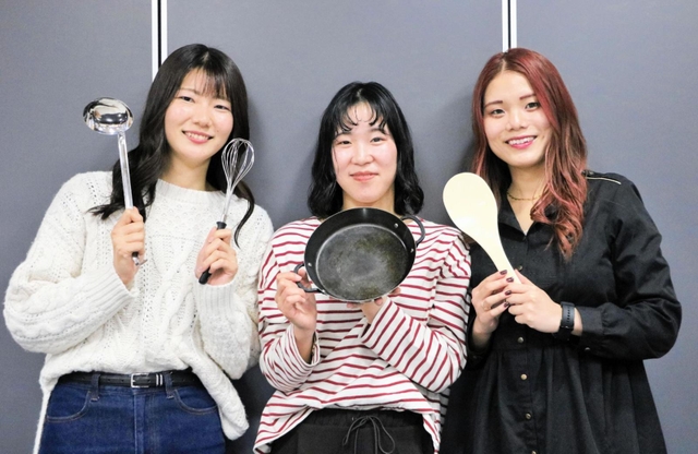 全国大会に向け意気込む（左から）柴美佐紀さん、内田はるかさん、巴山澪さん＝姫路市新在家本町１、兵庫県立大姫路環境人間キャンパス