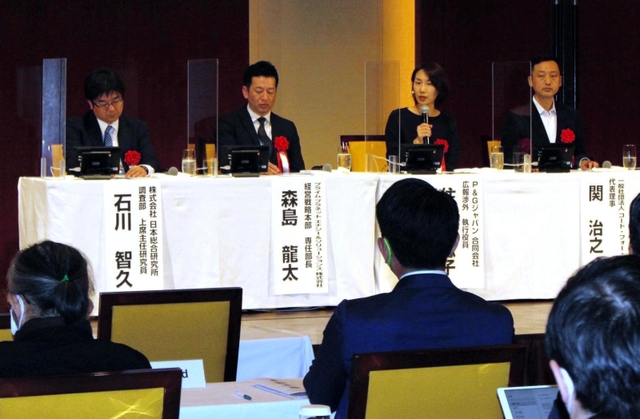 パネル討議で兵庫の魅力や課題を語り合う企業担当者たち＝東京都港区