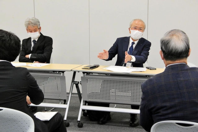 ２０２２年９月中間決算を発表する兵庫県内企業の役員ら＝大阪市中央区北浜１、大阪取引所