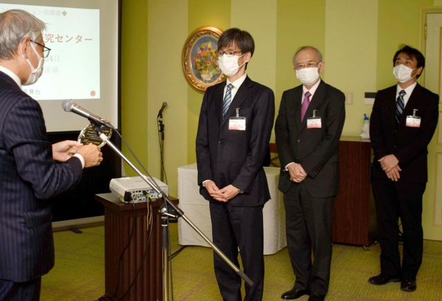 表彰を受ける大阪大免疫学フロンティア研究センターの竹田潔拠点長（左から２人目）＝神戸ポートピアホテル