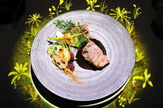神戸牛や野菜など、神戸の食がプロジェクションマッピングとともに堪能できる＝神戸市中央区北長狭通２