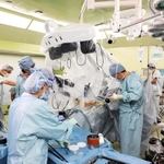 ヒノトリによる初の胃がん切除手術。医師や看護師、臨床工学技士らがチームで取り組んだ（藤田医科大提供）