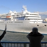 神戸港に入るクルーズ船「ぱしふぃっくびいなす」＝２０１１年１２月、神戸市中央区新港町、ポートターミナル