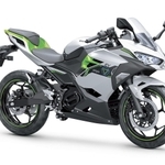 カワサキモータースが２０２３年にも発売する電動二輪車「ニンジャ」の試作車（カワサキモータース提供）