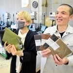 独自ブランドのノートを開発した村井製本所の村井広治社長（右）と、ノートに合わせたケースを作った革小物作家の清冨雅子さん＝神戸市兵庫区和田山通１