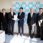 兵庫県の斎藤元彦知事（右から４人目）に要望書を手渡した県商工会連合会の小寺博史会長（同５人目）ら＝兵庫県庁