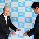 要望書を斎藤元彦知事（右）に手渡す兵庫県商工会連合会の小寺博史会長＝県庁