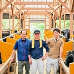 宍粟牛の野球グラブを開発したミズノテクニクス波賀工場の西中正登さん（左）＝宍粟市波賀町道谷、岸本牧場（ミズノ提供）