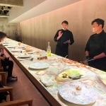 支配人の大坪健次さん（右から２人目）が語り部として、神戸の食を紹介する＝神戸市中央区北長狭通２