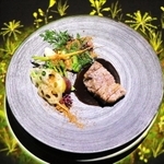 神戸牛や野菜など、神戸の食がプロジェクションマッピングとともに堪能できる＝神戸市中央区北長狭通２