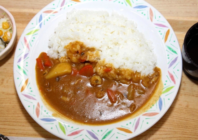 家島産のイカやエビが入ったカレー＝姫路市千代田町、三菱電機姫路製作所