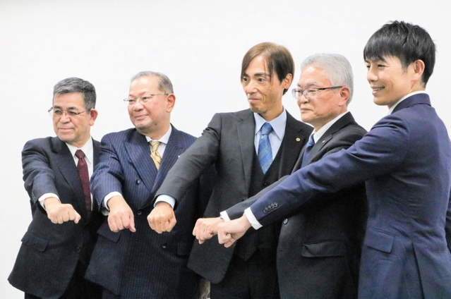 資本業務提携した神明ホールディングスの藤尾益雄社長（中央）と神果神戸青果の原田俊一社長（右から２人目）ら＝神戸市中央区栄町通６