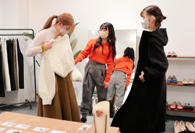 クロシェのイベントで洋服を試着する女子大学生＝神戸市中央区元町通５
