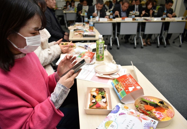 来夏の販売に向け、開発中の弁当を試食する学生ら＝神戸市中央区加納町４、ＪＲ西日本兵庫支社