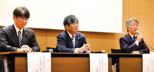 ヒノトリの展開を説明する（右から）メディカロイドの橋本康彦会長、浅野薫社長、宗藤康治副社長＝東京都港区赤坂１