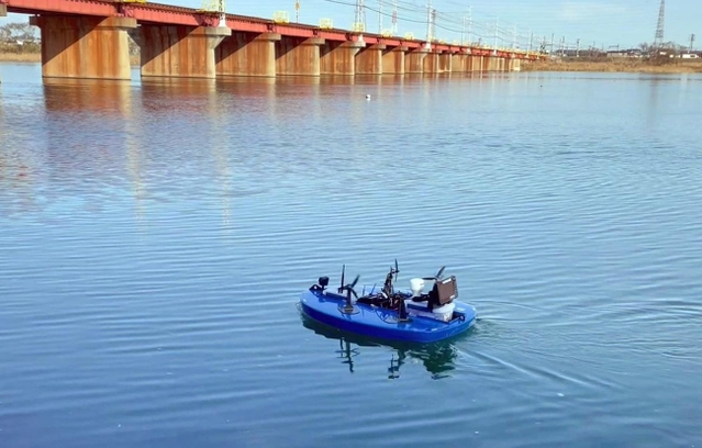 手前の青いものがボート型ドローン。橋脚に近づき調査する＝高砂市高砂町栄町