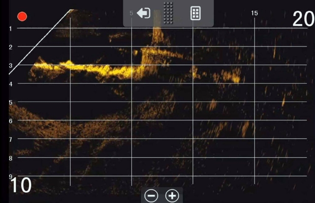 ソナーが捉えた橋脚周囲のモニター画面。オレンジ色の横線が川底、中央上部の縦線が橋脚を示す（山陽電気鉄道提供）